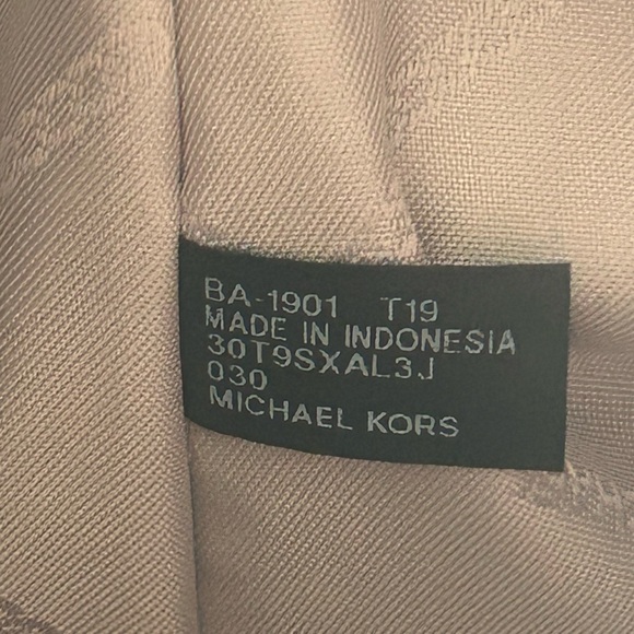 Michael Kors Aria Large Logo Jacquard Shoulder - Silver - Picture 9 of 9